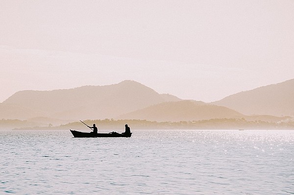 рыбаки на лодке вдалеке